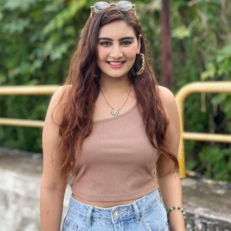 Vedika Bhandari Ke Baare Mai